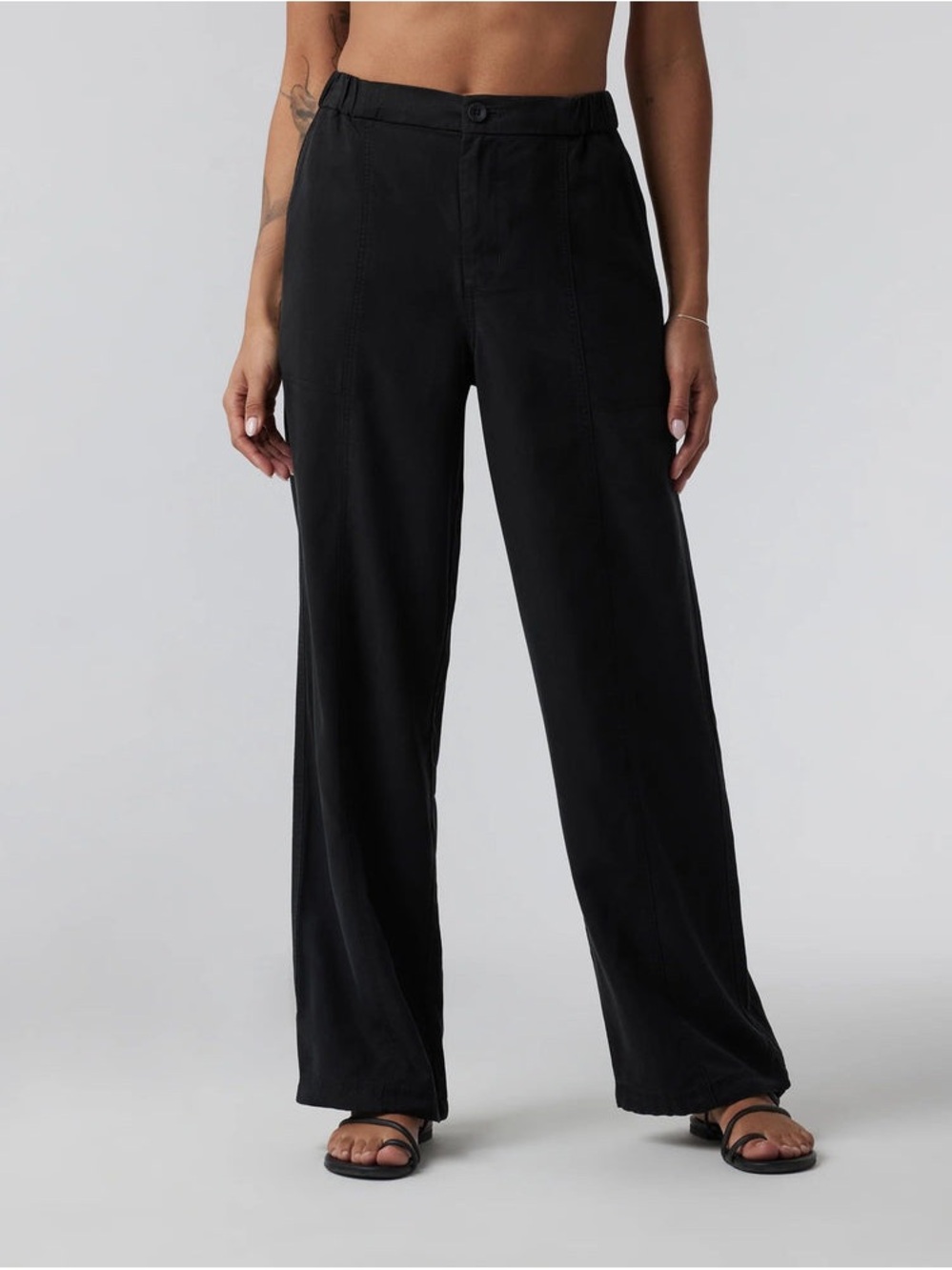 Vuori coastline pants black medium with ties at ankles